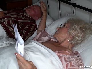 Vollbusige Oma wird von ihrem jüngeren Liebhaber hart gefic